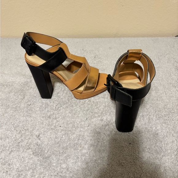 Elizabeth and James Gold and Black Heels - Picture 2 of 2